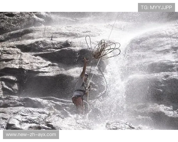 “悬崖飞跃：险境中的极速腾空”，悬崖速降图片